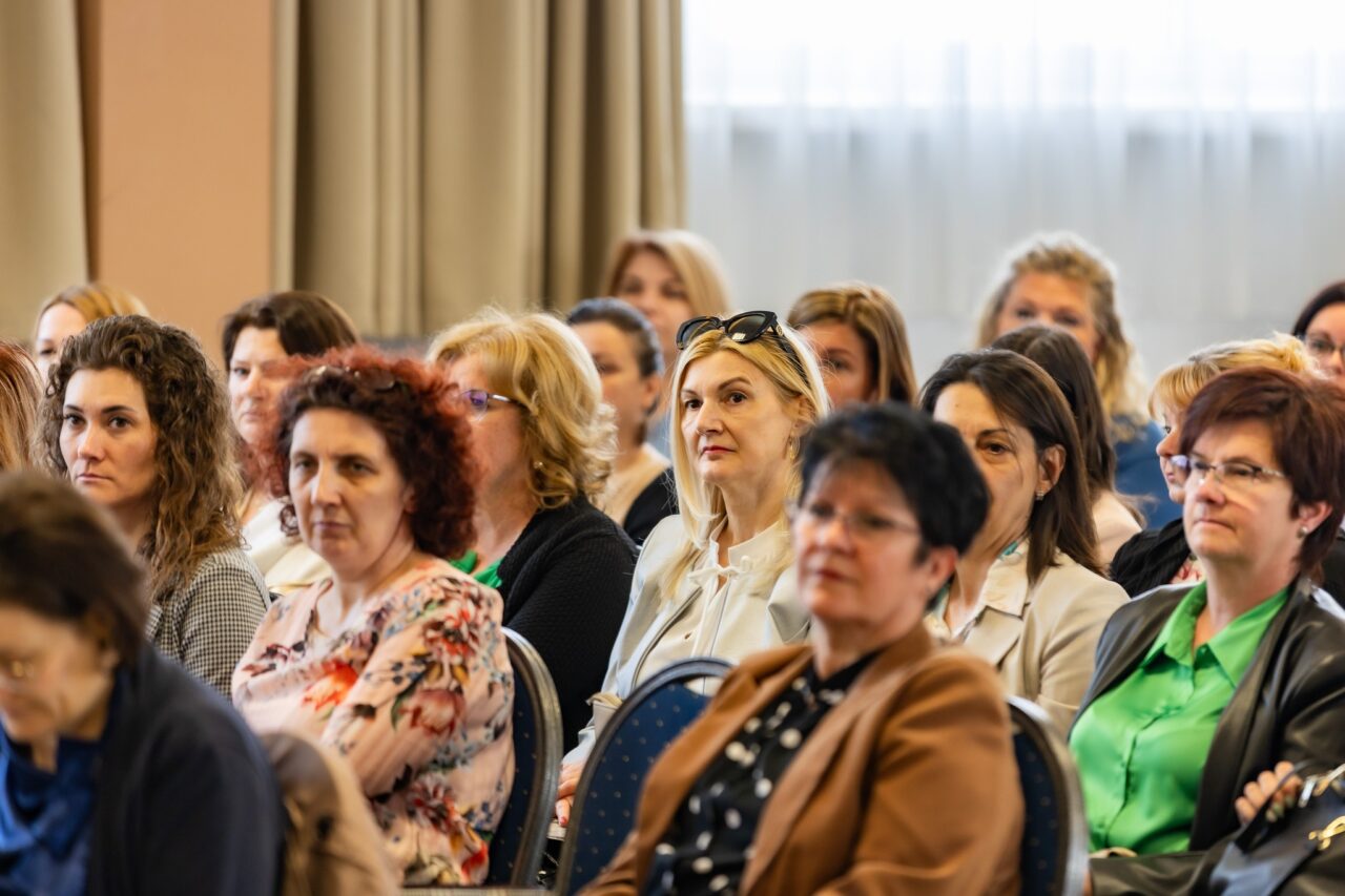 Szakmai konferencia - „Százszor megmondtam!?" 12 Szakmai konferencia - „Százszor megmondtam!?" 12