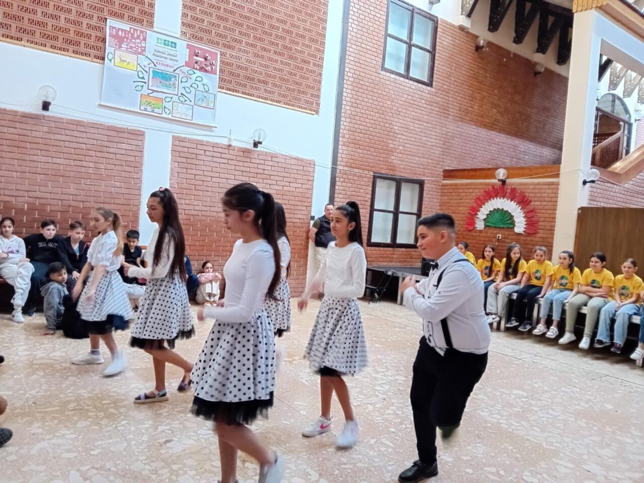 Várunk az Alapfokú Művészeti Iskola képzéseire! 16 Várunk az Alapfokú Művészeti Iskola képzéseire! 16