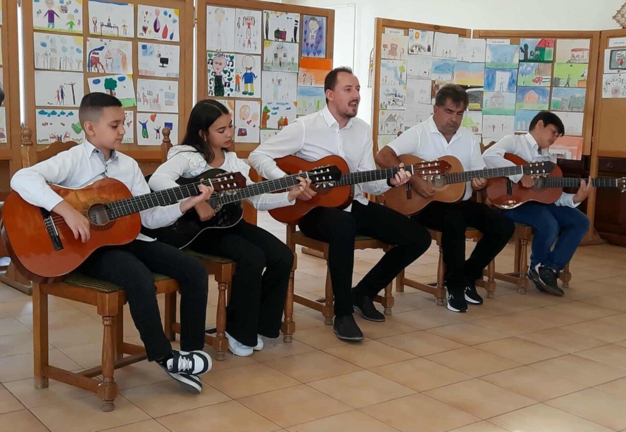 Időseket köszöntöttek gitáros növendékeink 1 Időseket köszöntöttek gitáros növendékeink 1