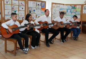 Read more about the article Időseket köszöntöttek gitáros növendékeink