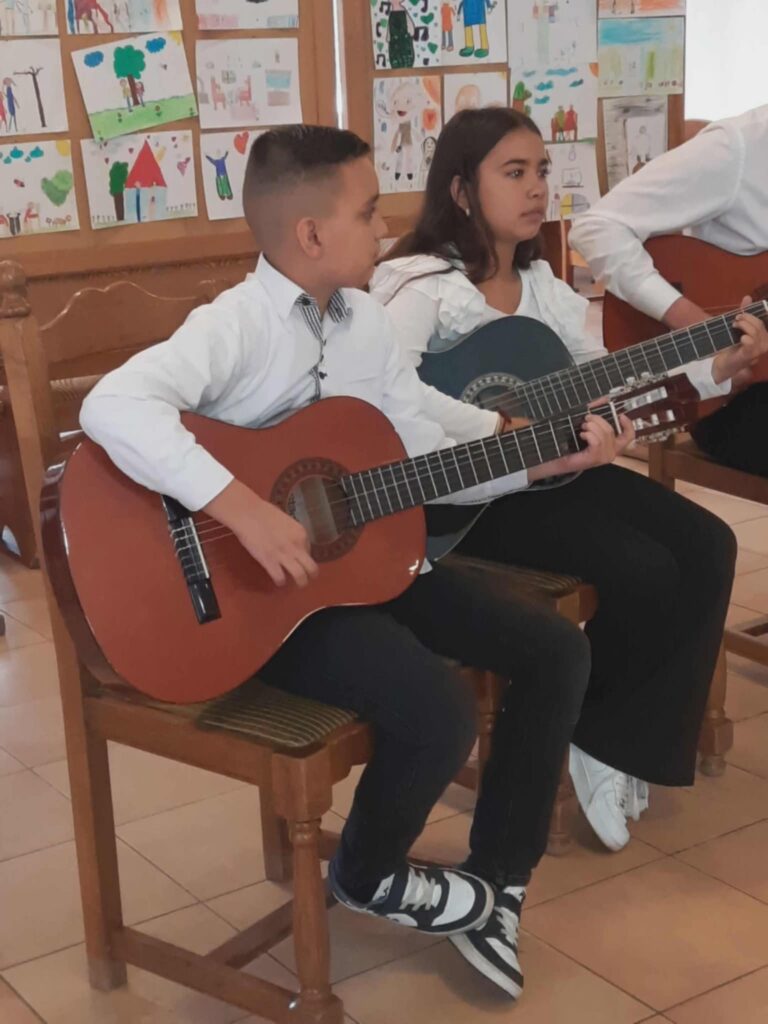 Időseket köszöntöttek gitáros növendékeink 2 Időseket köszöntöttek gitáros növendékeink 2