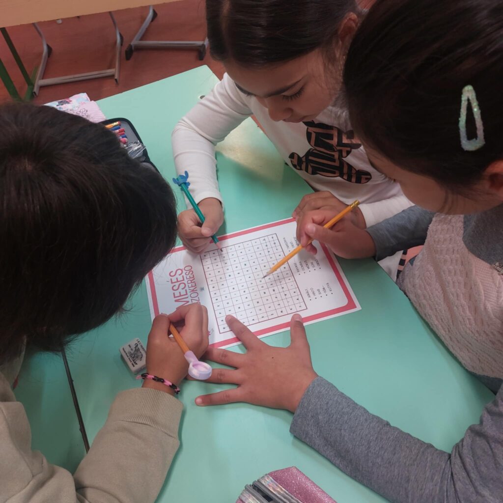A magyar népmese napja iskolánkban - alsós projekthét 52 A magyar népmese napja iskolánkban - alsós projekthét 52