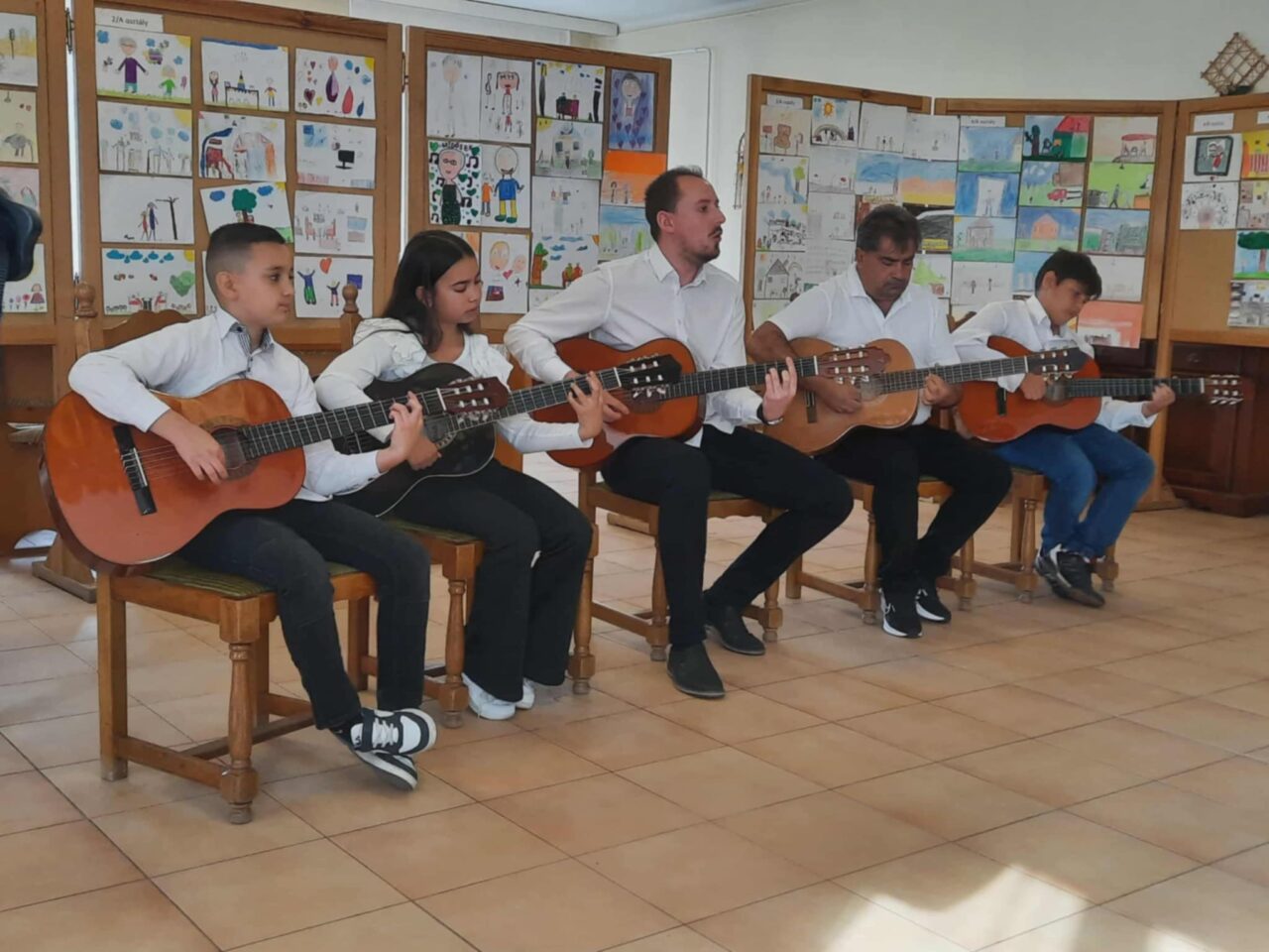 Időseket köszöntöttek gitáros növendékeink 3 Időseket köszöntöttek gitáros növendékeink 3