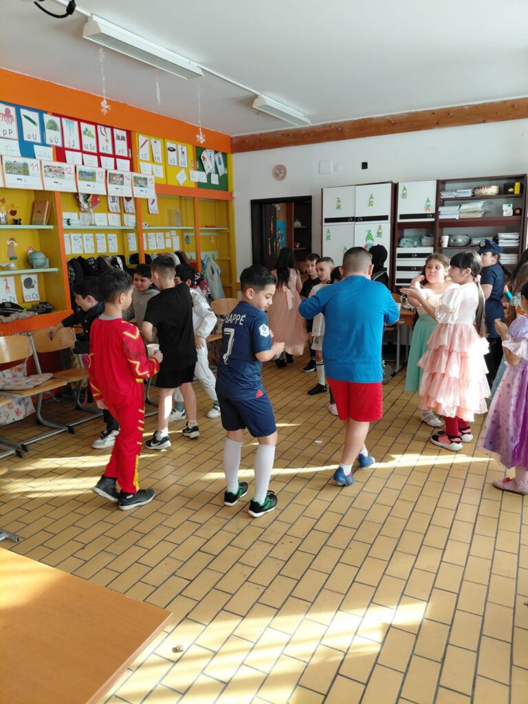 Télbúcsúztató... 19 Télbúcsúztató... 19